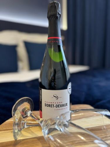 - une bouteille de vin assise au-dessus d'une table dans l'établissement Le Bleu Royal - Versailles, à Versailles