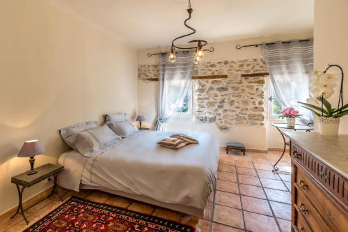Un pat sau paturi într-o cameră la Mas du Cimaï