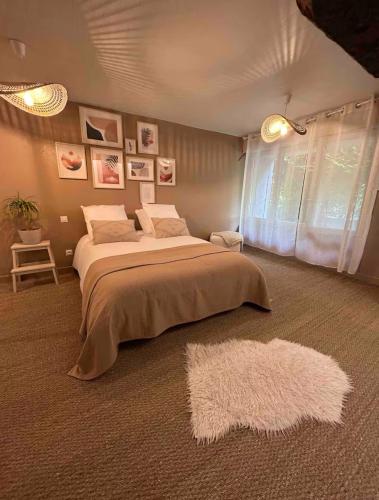 - une chambre avec un grand lit et un tapis blanc dans l'établissement Maison avec grand jardin, à Aubusson