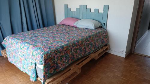 a bedroom with a bed with a colorful bedspread at Chambre chez moi,chez vous vue sur les vignes in Libourne