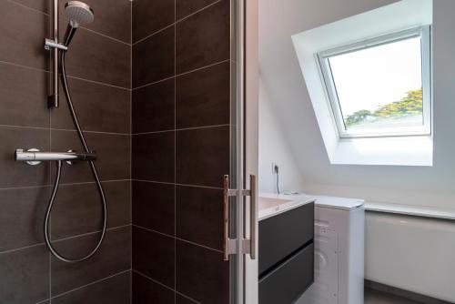 un baño con ducha y lavabo en Le Haut du Nelud - Appt dans maison avec jardin, en Locmariaquer