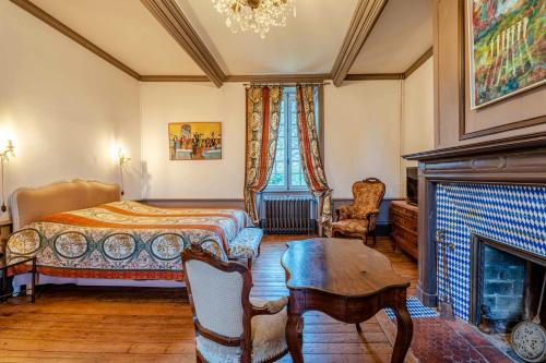 Postel nebo postele na pokoji v ubytování chateau isigny, le plus petit et le plus secret des châteaux de charme