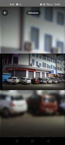 Dos imágenes de una ciudad con coches en una calle. en Hotel Raj Heights, en Solapur