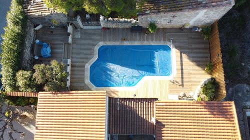 an overhead view of a swimming pool on a house at Le N 9 in Argeliers