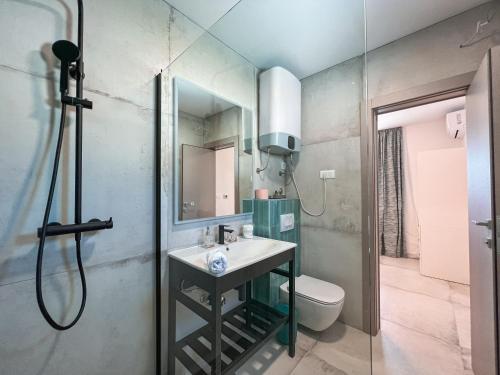 Un baño de Mediterranean Oasis Seaside Villa with Pool