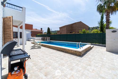 a backyard with a swimming pool and a house at Mediterranean Way - Apartamento privado en villa compartida con piscina in Tarragona