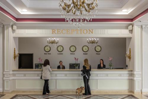 Лобби или стойка регистрации в Stadium Park Hotel