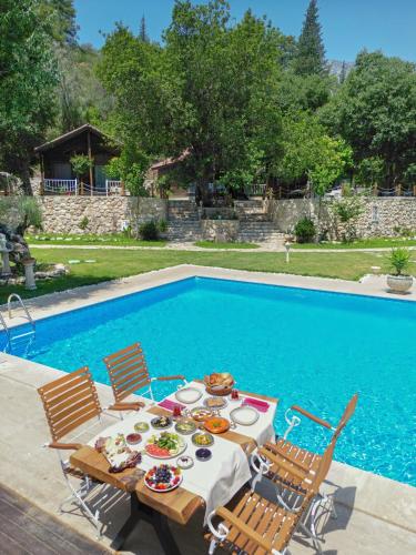 Bazén v ubytování Yusalis Garden Hotel nebo v jeho okolí