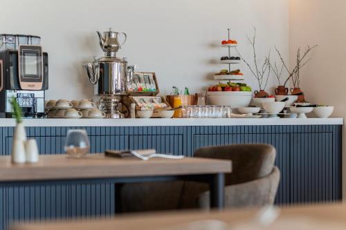 een keuken met een aanrecht met een buffet bij Monumenti Heritage Hotel&Resort in Pula