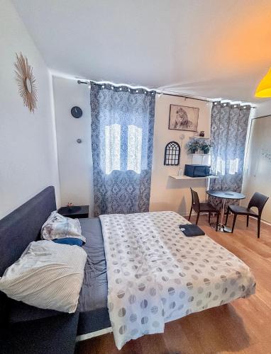 une chambre avec un lit et une table dans l'établissement La ContrEscarpe - Studios fonctionnels - Secteur GARE CENTRE, à Amiens