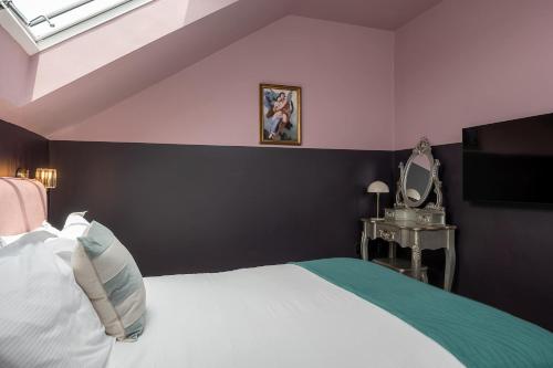Katil atau katil-katil dalam bilik di Art-Inspired Apartment in City