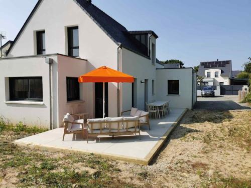 ペネスタンにあるMaison proche de la merのパティオ(オレンジのパラソル、椅子付)