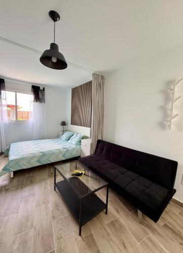 a living room with a couch and a bed at Apartamentos y Lofts Makana in Playa Blanca
