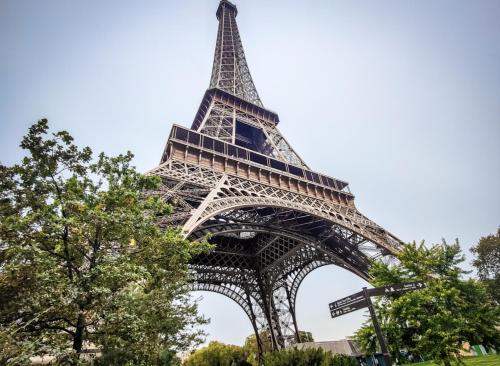 - une vue sur la tour Eiffel dans l'établissement Appartement lumineux aux portes de Paris Séjour longue durée idéal Pour Couple & Professionnels, à Malakoff