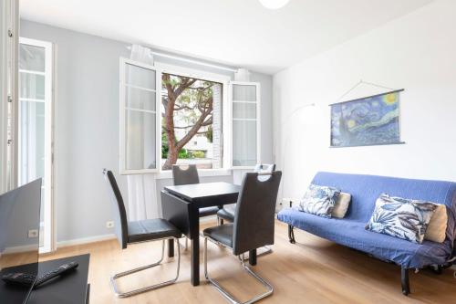 un salon avec un canapé bleu et une table dans l'établissement Selvosa 1 bedroom apartment heart of Cannes, à Cannes