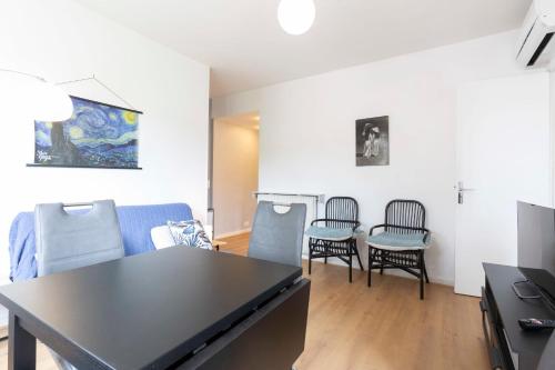 un salon avec une table et des chaises dans l'établissement Selvosa 1 bedroom apartment heart of Cannes, à Cannes