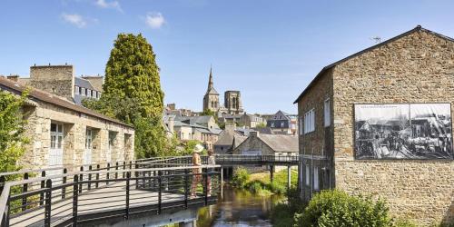 a bridge over a river in a city with buildings at L'authentique maison bretonne - Guingamp centre in Guingamp