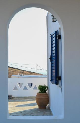 Gallery image of Theros in Kithnos