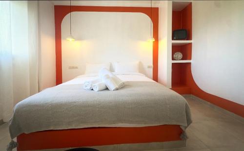 a bedroom with a bed with two towels on it at Little Wing in Diabat