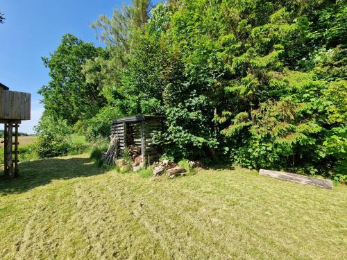 Κήπος έξω από το Swedish Wooden House In Protected Nature Area