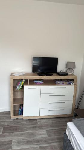 a room with a desk with a tv on top at Alinas Ferienwohnung Güstrow in Güstrow