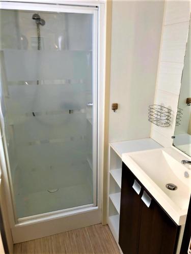 une salle de bain avec douche et lavabo dans l'établissement Greenchalets Argeles Sur Mer Frankreich, à Argelès-sur-Mer