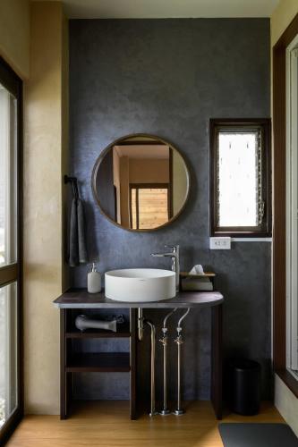 a bathroom with a sink and a mirror at Lakehide Konan - 湖畔の貸別荘 - サウナ使い放題 - 1棟貸切 in Koriyama
