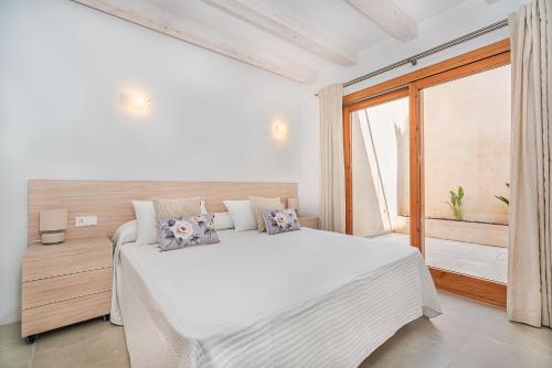 ポリェンサにあるCasa Barcas Long termの大きなベッドと窓のある白い寝室
