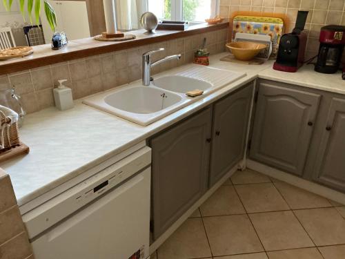 une cuisine avec un évier et un comptoir dans l'établissement Les Tournesols, à Saint-Andiol