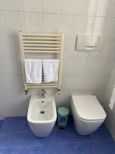 a bathroom with a toilet and a sink at Marghera Central House in Venice