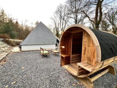 a wooden iguanauanauanauanauanauanauanauanauanauanauanauanauana at Le Tipi - Sauna et Jardin in Esneux