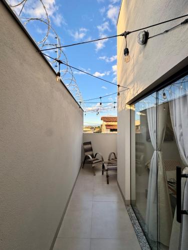 Μπαλκόνι ή βεράντα στο Studio Aconchegante com Carregador de Carro Elétrico na Garagem