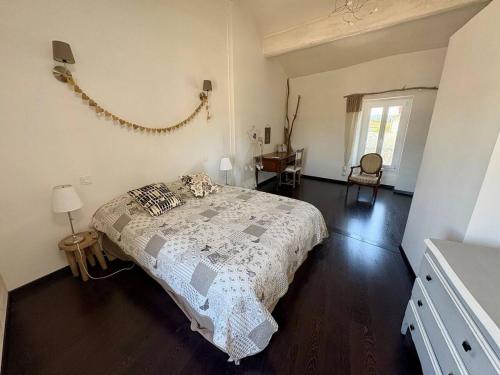 Un dormitorio con una cama grande en una habitación. en Villa Lavensa, en Saint-Rémy-de-Provence