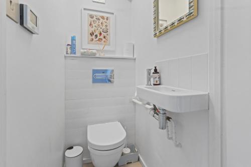 Koupelna v ubytování Seashells-Stylish Coastal Living