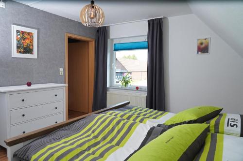 ヨルクにあるFerienwohnung Apfelkorbのベッドと窓のある寝室