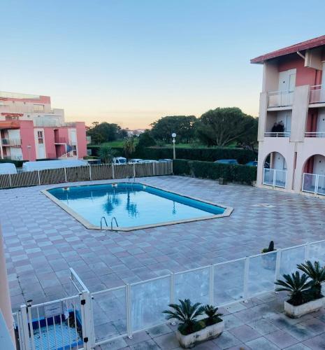 - une piscine dans une cour à côté d'un bâtiment dans l'établissement appartement à Anglet, à Anglet