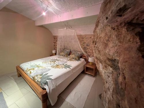 Ένα ή περισσότερα κρεβάτια σε δωμάτιο στο Le Rocher 2 pièces