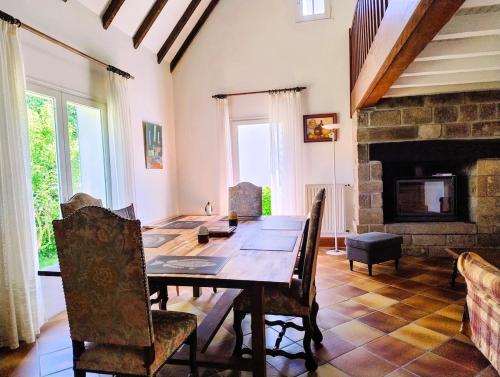 une salle à manger avec une table et une cheminée dans l'établissement Ty Carbon proche des plages, à Fouesnant