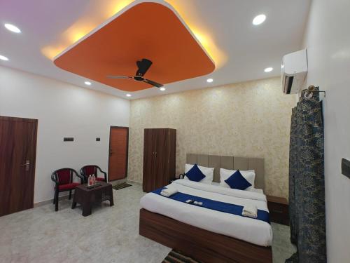 a bedroom with a bed with a large ceiling at Hotel The R L Palace - "A Luxurious Hotel" 900 Meters From Ram Mandir Ayodhya in Ayodhya