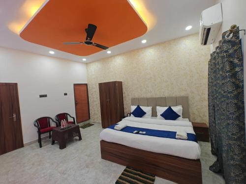 a bedroom with a large bed with a ceiling at Hotel The R L Palace - "A Luxurious Hotel" 900 Meters From Ram Mandir Ayodhya in Ayodhya
