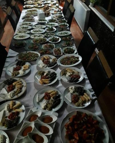 a long table with many plates of food on it at Zirve Dağ Evi in Kocaeli