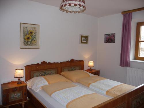- une chambre avec 2 lits et 2 lampes sur les tables dans l'établissement Landhaus Fiausch, à Mallnitz