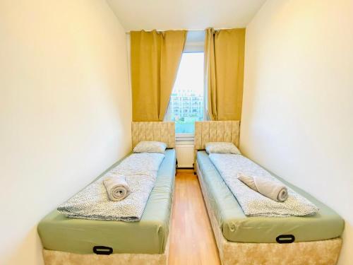 Comfortable 5BR Apt Well Connected Location