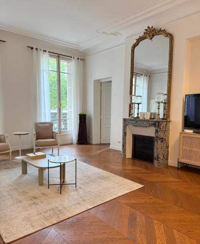 Central Champs Élysée - High Luxury 2 Bedroom Apartment