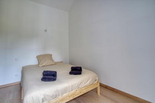a small white bed with two blue towels on it at Angoulême City Break in Angoulême