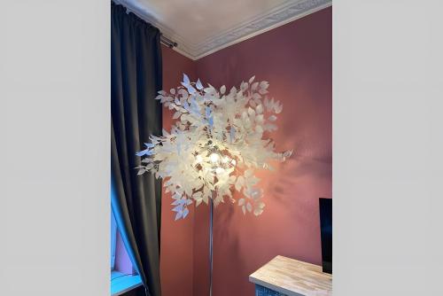 a chandelier in the corner of a room at Stylischer Altbau im Zentrum in Kiel
