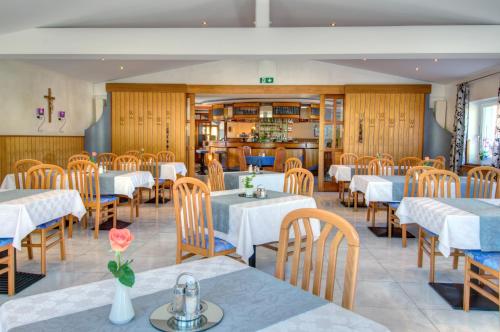 Un restaurante o sitio para comer en Gasthof Waldhof