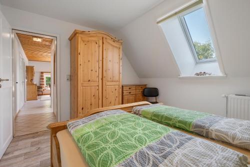 Postel nebo postele na pokoji v ubytování Ferienwohnung Bi-anne-to-huus
