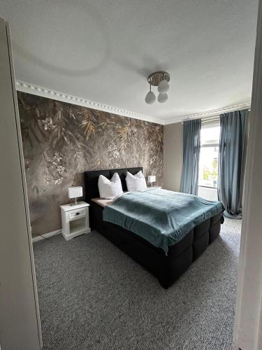 a bedroom with a bed with a green comforter at Stylischer Altbau im Zentrum in Kiel