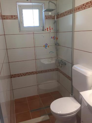ein Bad mit einem WC und einer Dusche in der Unterkunft Apartman Nena in Klenovica